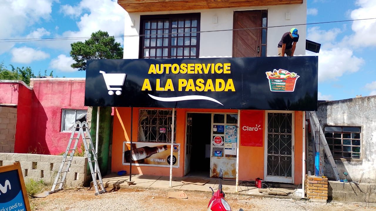 Autoservice A La Pasada - Banner Fachada por Fenix Comunicação Visual