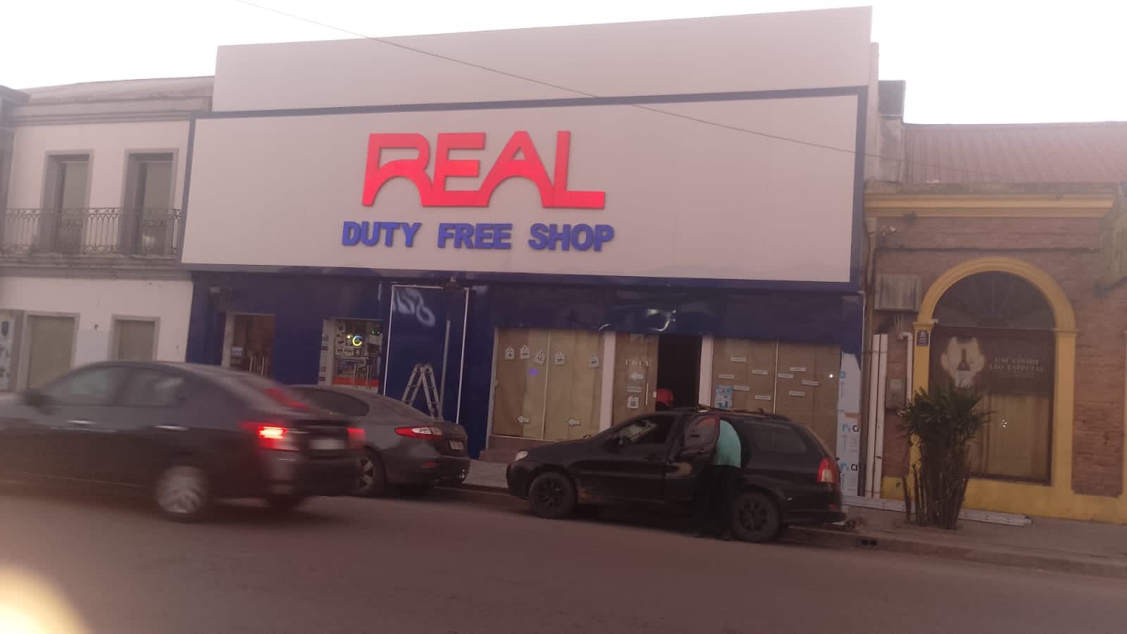 Real Duty Free Shop - Fachada ACM por Fenix Comunicação Visual